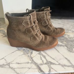 Sorel wedge rain boots